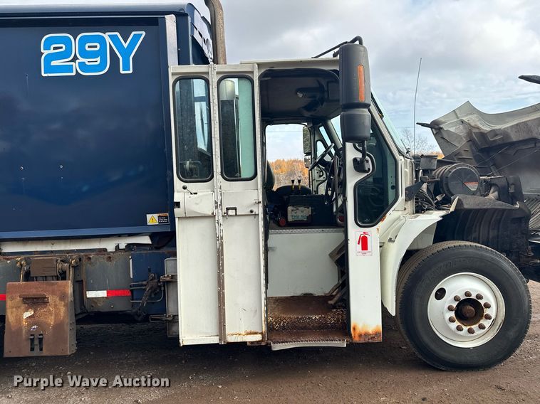 image for item MQ9519 2007 International 4400  refuse truck