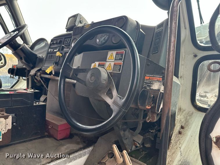 image for item MQ9519 2007 International 4400  refuse truck