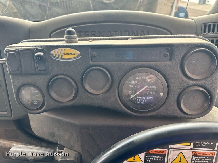 image for item MQ9519 2007 International 4400  refuse truck