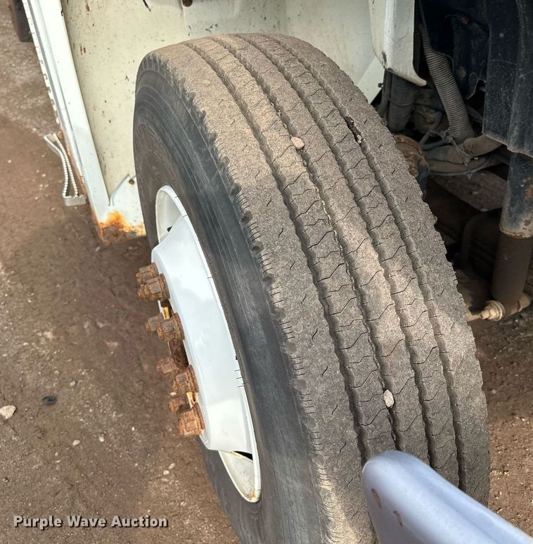 image for item MQ9519 2007 International 4400  refuse truck