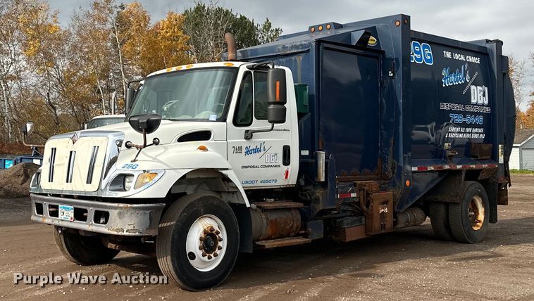 image for item MQ9520 2006 International 7400  refuse truck