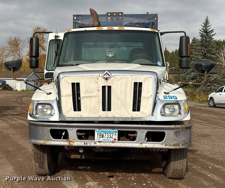 image for item MQ9520 2006 International 7400  refuse truck