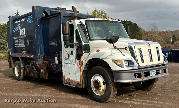 image for item MQ9520 2006 International 7400  refuse truck