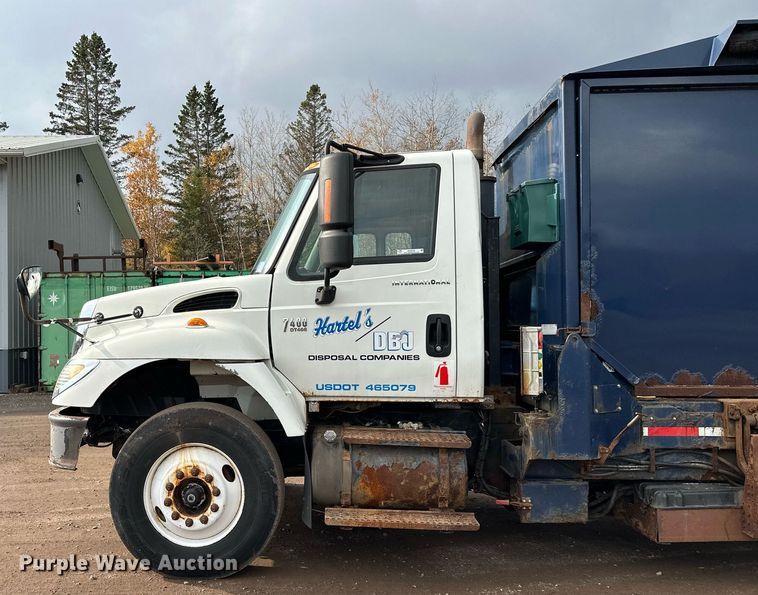 image for item MQ9520 2006 International 7400  refuse truck