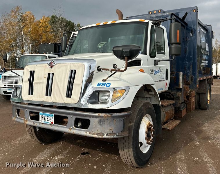 image for item MQ9520 2006 International 7400  refuse truck