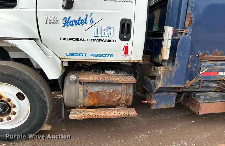 image for item MQ9520 2006 International 7400  refuse truck