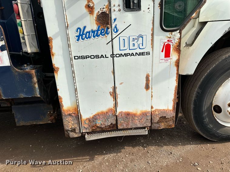 image for item MQ9520 2006 International 7400  refuse truck