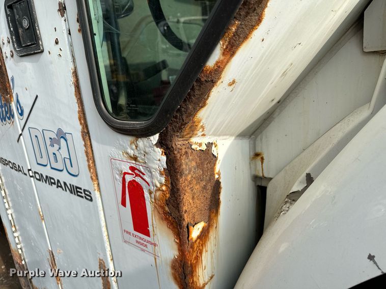 image for item MQ9520 2006 International 7400  refuse truck