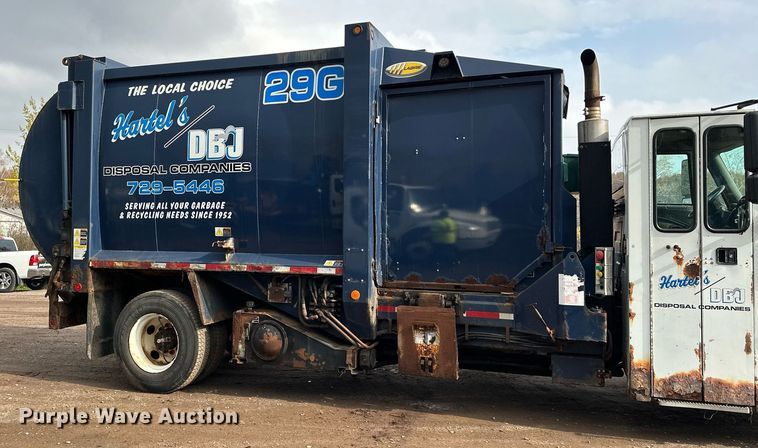 image for item MQ9520 2006 International 7400  refuse truck