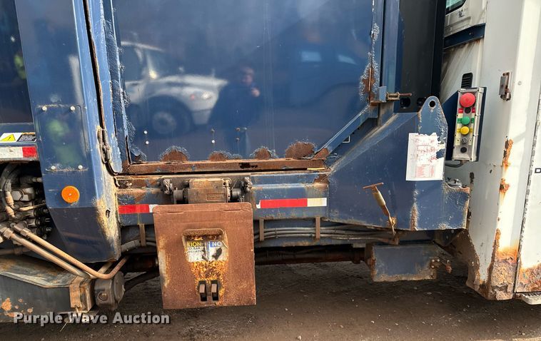 image for item MQ9520 2006 International 7400  refuse truck