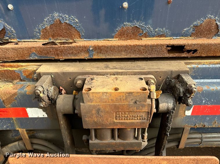 image for item MQ9520 2006 International 7400  refuse truck