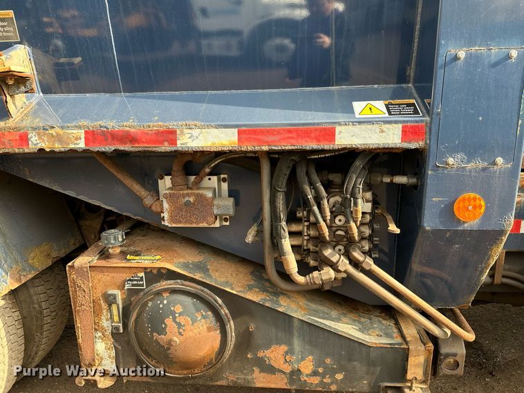 image for item MQ9520 2006 International 7400  refuse truck