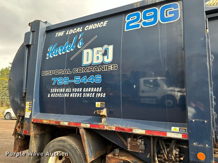 image for item MQ9520 2006 International 7400  refuse truck