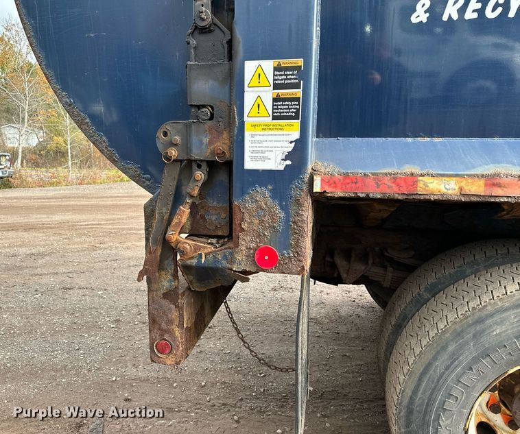 image for item MQ9520 2006 International 7400  refuse truck