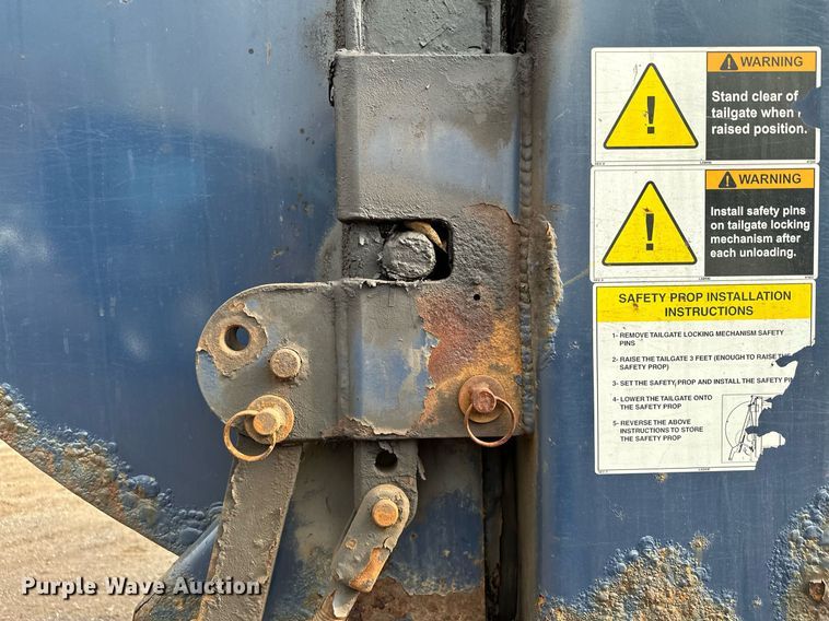 image for item MQ9520 2006 International 7400  refuse truck