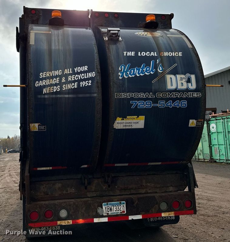 image for item MQ9520 2006 International 7400  refuse truck