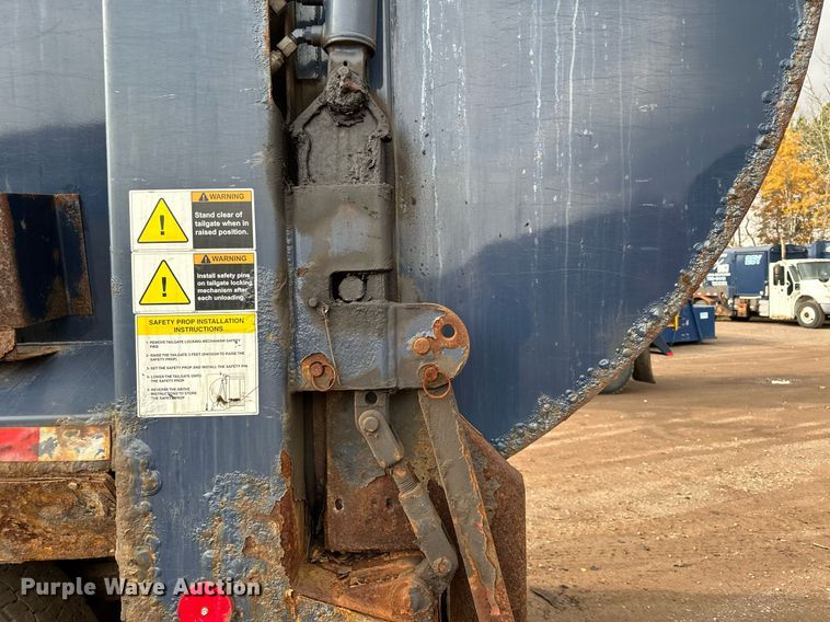 image for item MQ9520 2006 International 7400  refuse truck