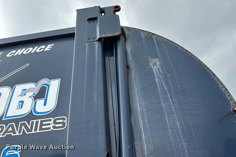 image for item MQ9520 2006 International 7400  refuse truck