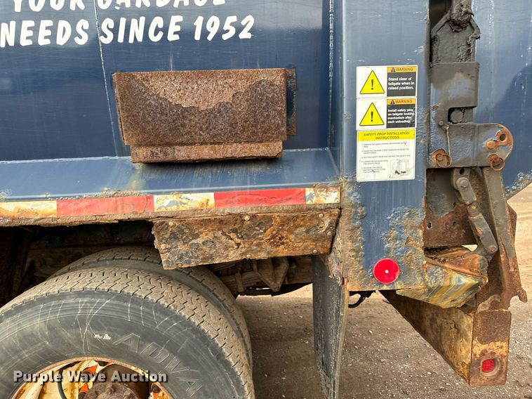 image for item MQ9520 2006 International 7400  refuse truck