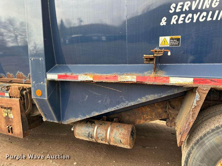 image for item MQ9520 2006 International 7400  refuse truck