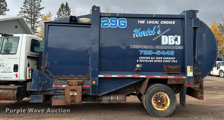 image for item MQ9520 2006 International 7400  refuse truck