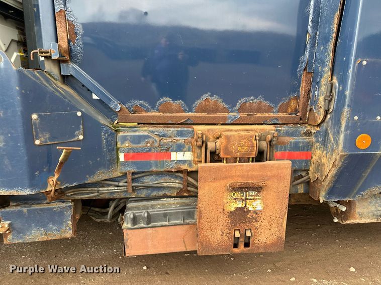 image for item MQ9520 2006 International 7400  refuse truck