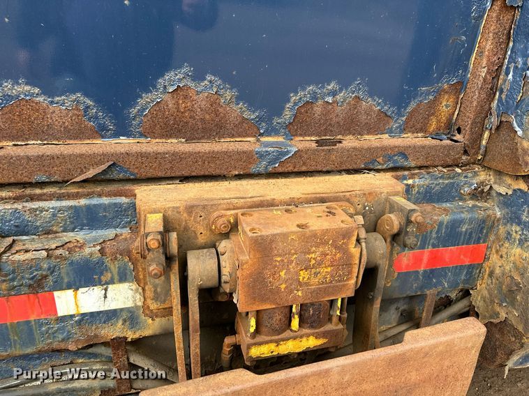 image for item MQ9520 2006 International 7400  refuse truck