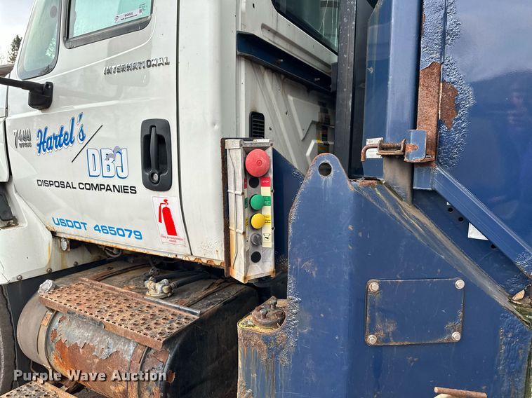 image for item MQ9520 2006 International 7400  refuse truck