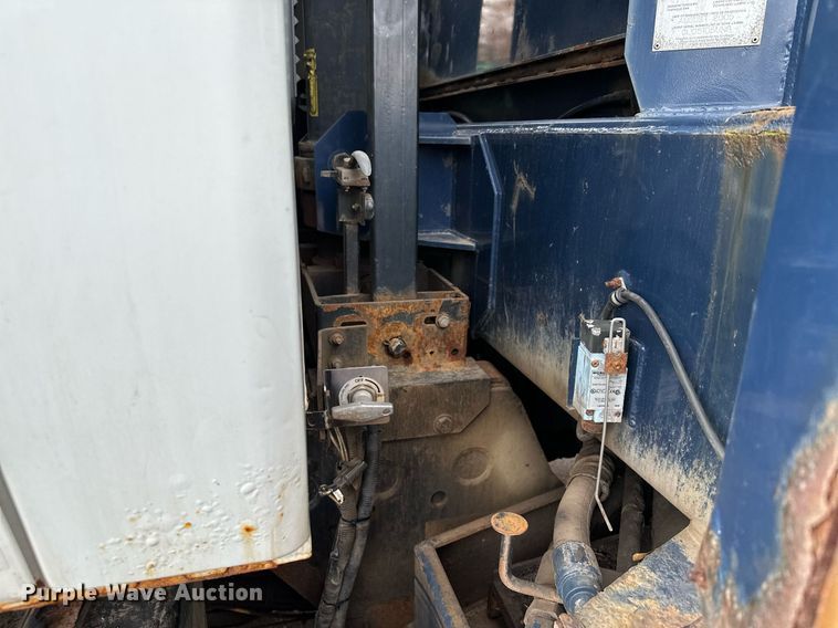 image for item MQ9520 2006 International 7400  refuse truck