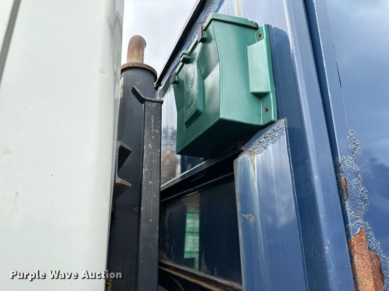 image for item MQ9520 2006 International 7400  refuse truck