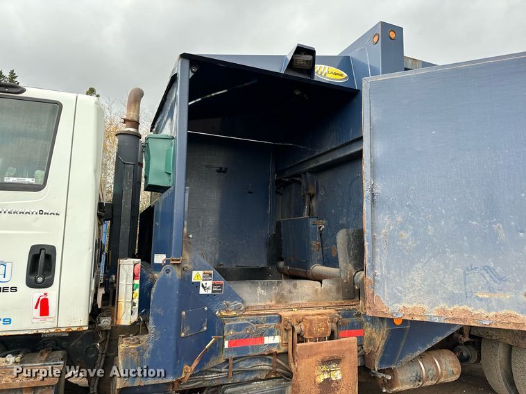image for item MQ9520 2006 International 7400  refuse truck