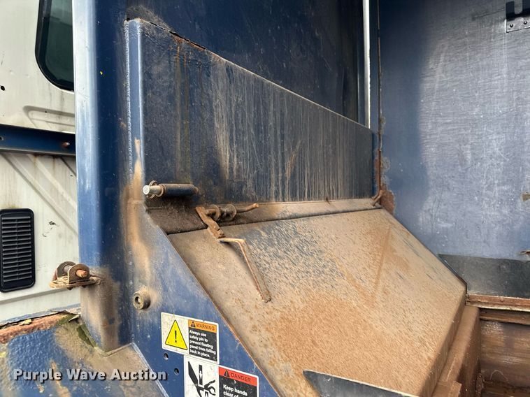 image for item MQ9520 2006 International 7400  refuse truck