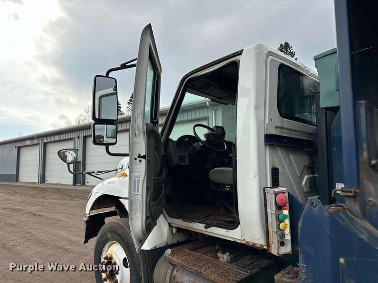 image for item MQ9520 2006 International 7400  refuse truck