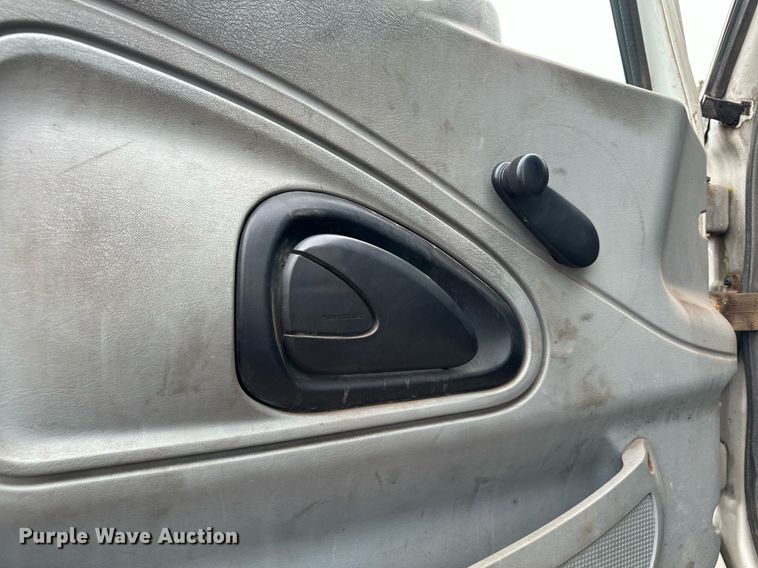 image for item MQ9520 2006 International 7400  refuse truck