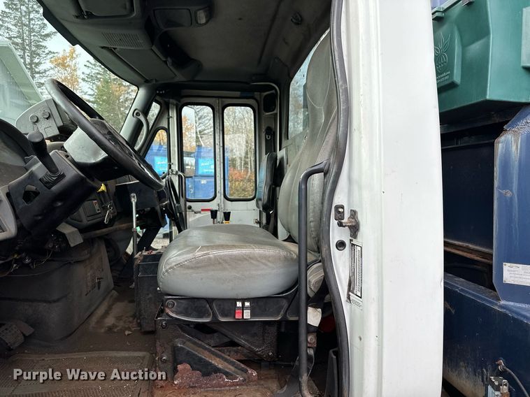 image for item MQ9520 2006 International 7400  refuse truck