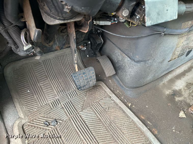 image for item MQ9520 2006 International 7400  refuse truck