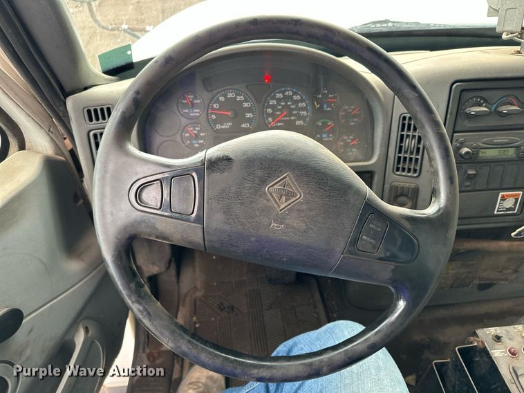 image for item MQ9520 2006 International 7400  refuse truck