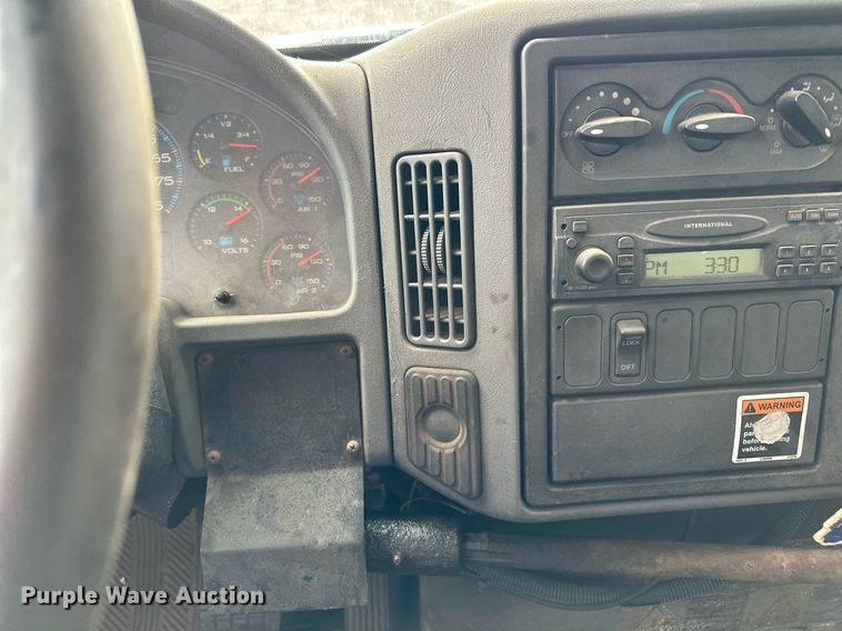 image for item MQ9520 2006 International 7400  refuse truck