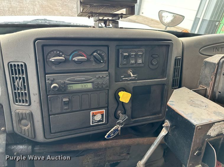 image for item MQ9520 2006 International 7400  refuse truck