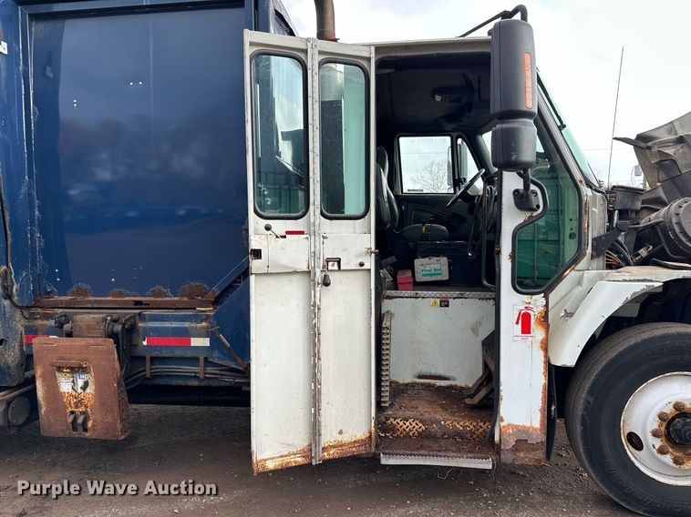 image for item MQ9520 2006 International 7400  refuse truck