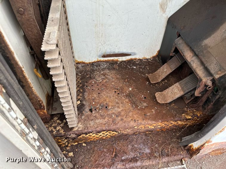 image for item MQ9520 2006 International 7400  refuse truck