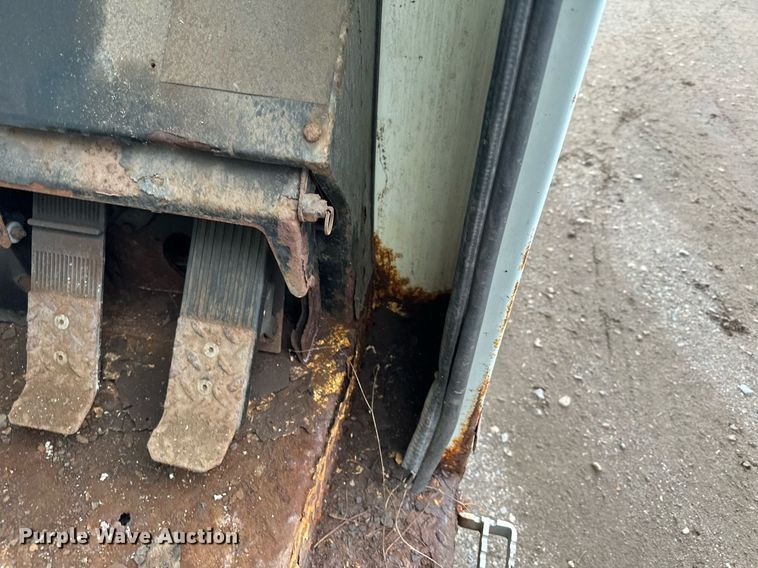 image for item MQ9520 2006 International 7400  refuse truck