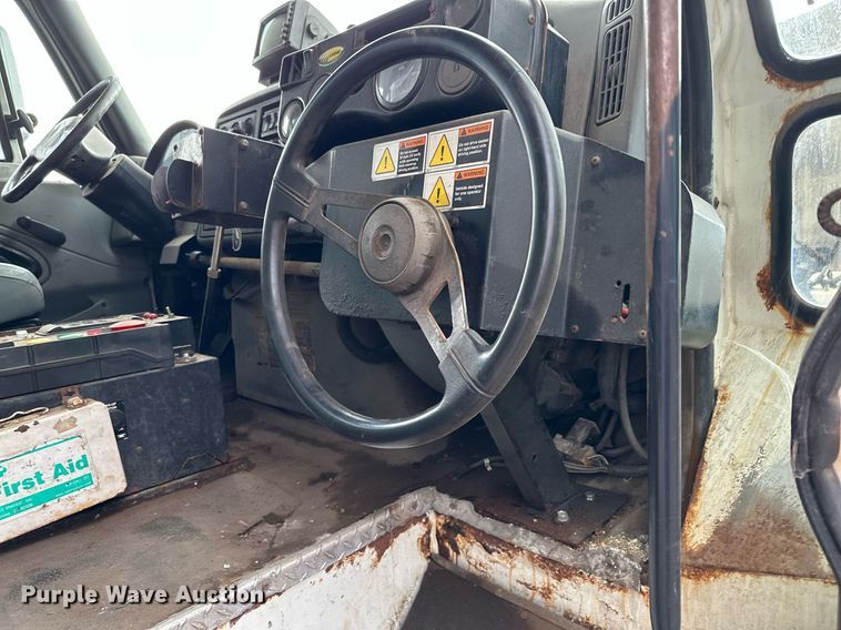 image for item MQ9520 2006 International 7400  refuse truck