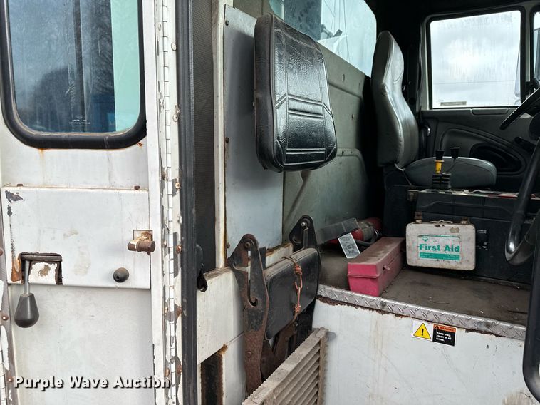 image for item MQ9520 2006 International 7400  refuse truck