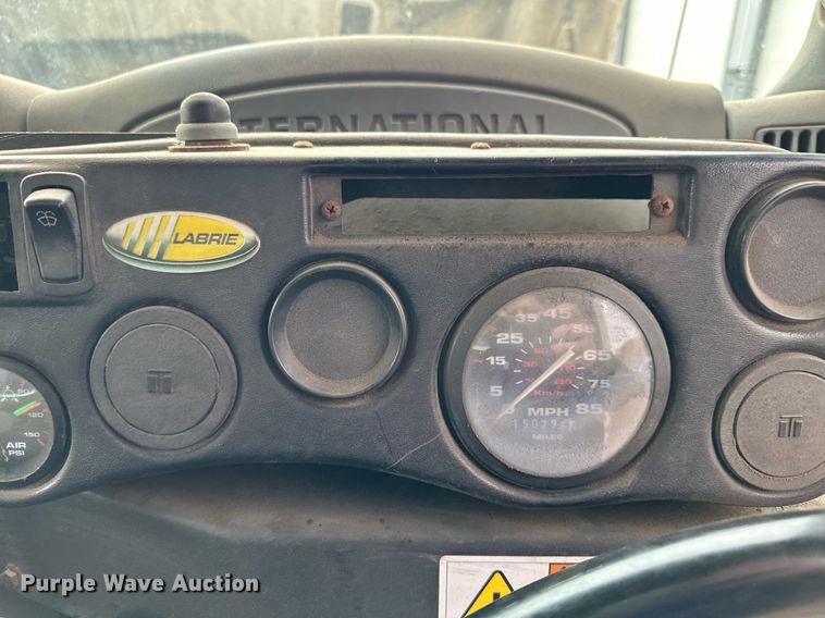 image for item MQ9520 2006 International 7400  refuse truck