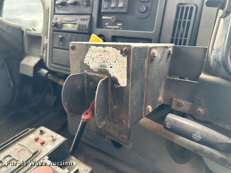 image for item MQ9520 2006 International 7400  refuse truck