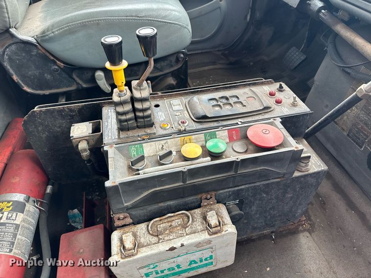 image for item MQ9520 2006 International 7400  refuse truck