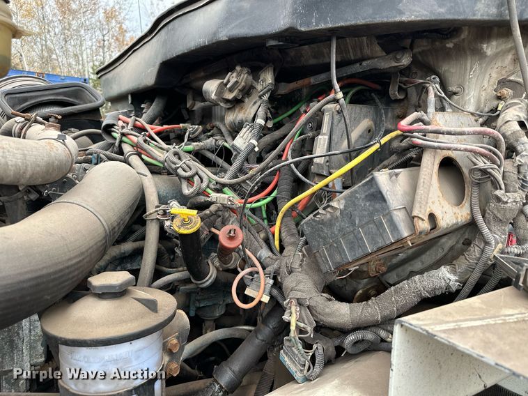 image for item MQ9520 2006 International 7400  refuse truck