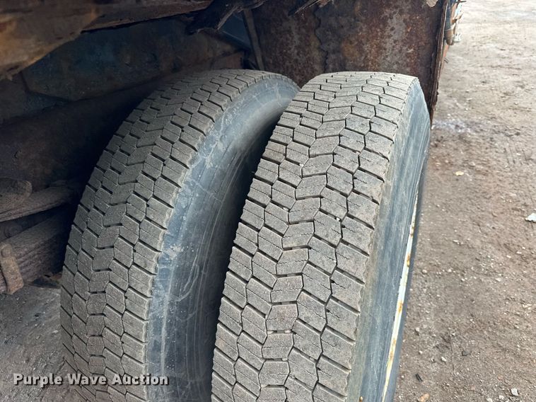 image for item MQ9520 2006 International 7400  refuse truck