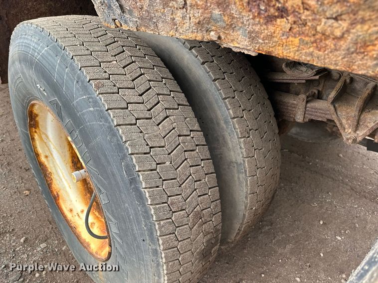 image for item MQ9520 2006 International 7400  refuse truck